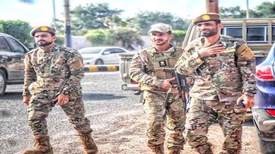 قوات العاصفة الرئاسية تتفقد عدد من النقاط الأمنية والمواقع العسكرية في عدن